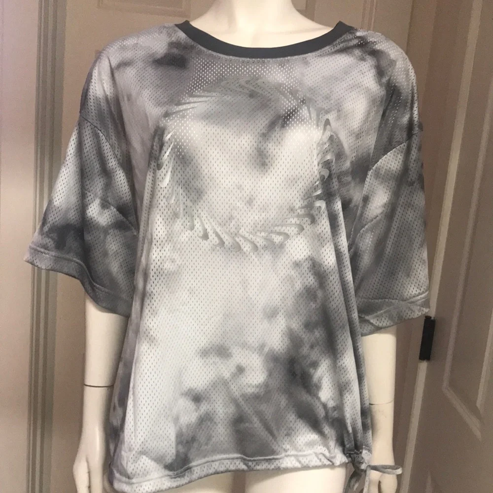 Nike Athletic/Athleisure Training Mesh Tee, NWT! - Picture 1 of 8